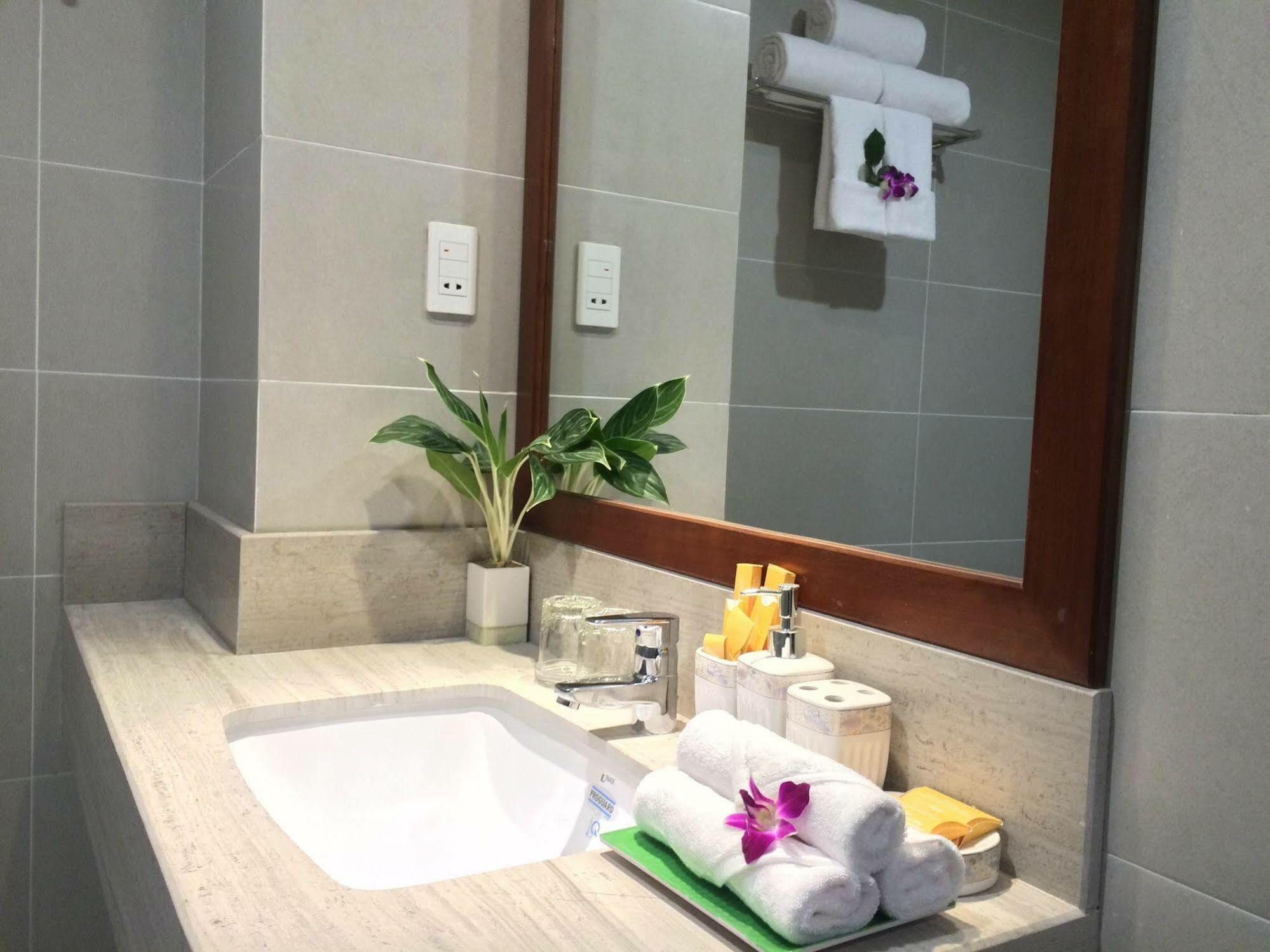 Ocean Flower Hotel Дананг Екстер'єр фото